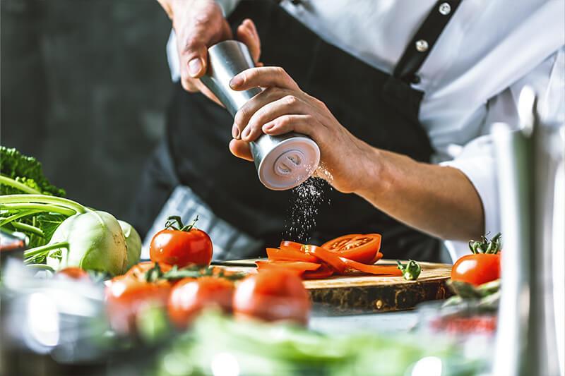 Cocinero preparando tomates